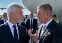 Český prezident a premiér v konfliktu o vedení před odletem na summit NATO