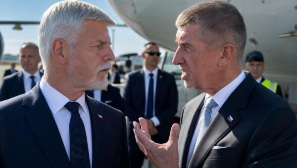 Český prezident a premiér v konfliktu o vedení před odletem na summit NATO