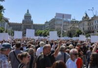 Demonstranti v Praze protestují proti změnám financování veřejnoprávních médií ze strany vlády