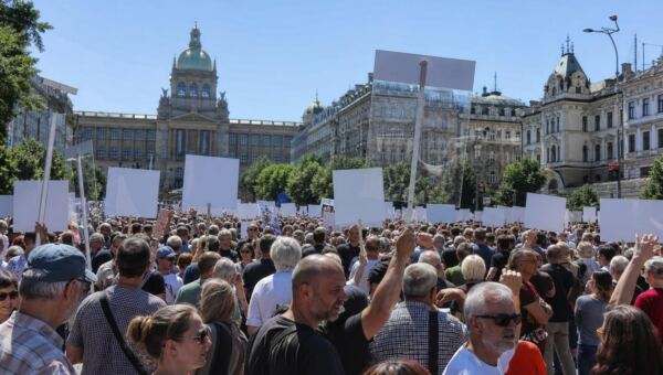 Demonstranti v Praze protestují proti změnám financování veřejnoprávních médií ze strany vlády