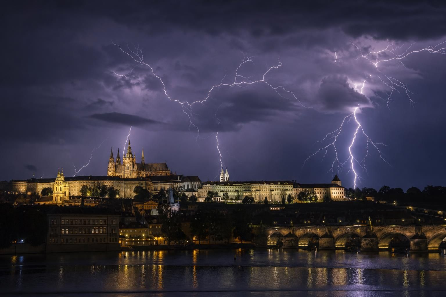 objevte fascinující sílu a krásu bouře, přírodní jev plný energie a neuvěřitelných vizuálních efektů.