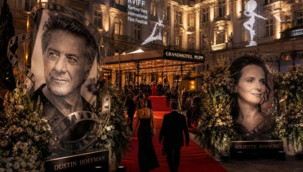 Český filmový festival v Karlových Varech vzdává hold Dustinovi Hoffmanovi a Juliette Binoche