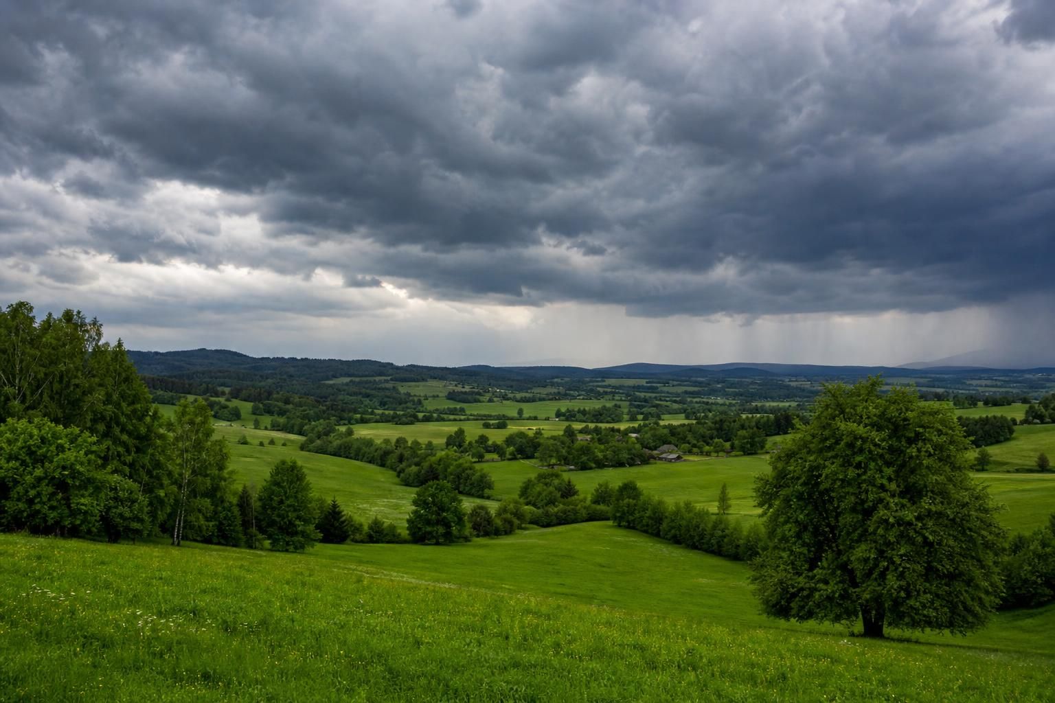 objevte, jak srážky ovlivňují počasí a přírodu, a proč jsou klíčovým prvkem klimatického systému.