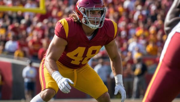 Alex VanSumeren přebírá novou roli v obranné linii USC Trojans