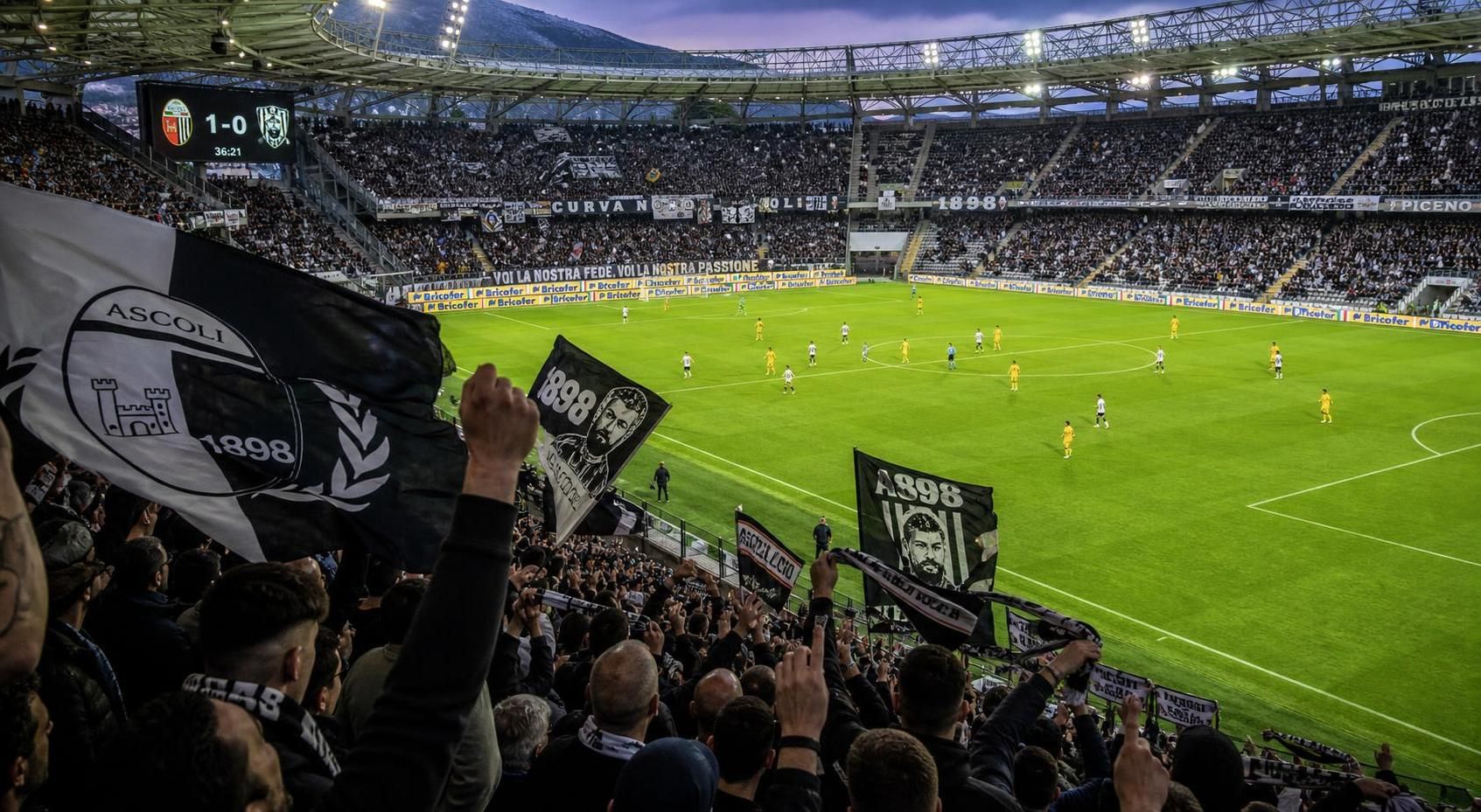 druhá liga přináší napínavý boj o postup a zachycuje vášeň italských fotbalových arén, kde se střetávají nejlepší týmy v boji o vítězství.