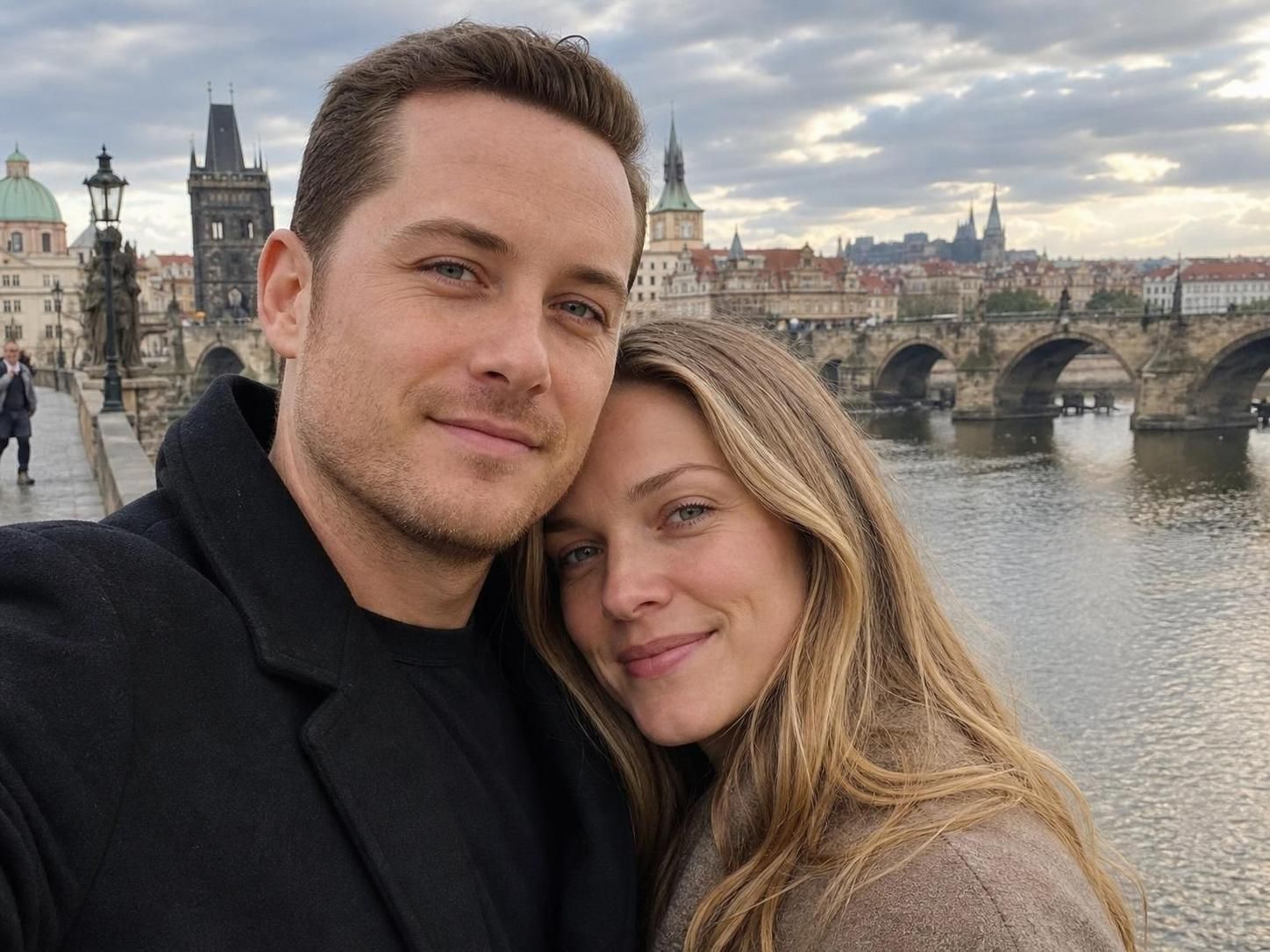 jesse lee soffer a tracy spiridakos rozpoutali spekulace o svém vztahu po společné dovolené. zjistěte více o jejich romantickém vývoji a novinkách.