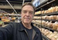 Selfie z obchodě s potravinami ukazuje Johnův Goodmanův úbytek hmotnosti o 200 liber v novém světle
