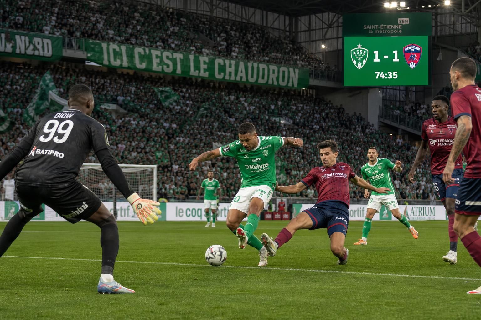 napínavý fotbalový zápas mezi saint-étienne a clermont, kde se utkají giganti v souboji plném emocí a soutěživosti.