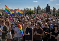 Tisíce lidí se účastní průvodu Prague Pride a uctívají památku obětí útoku v Berlíně