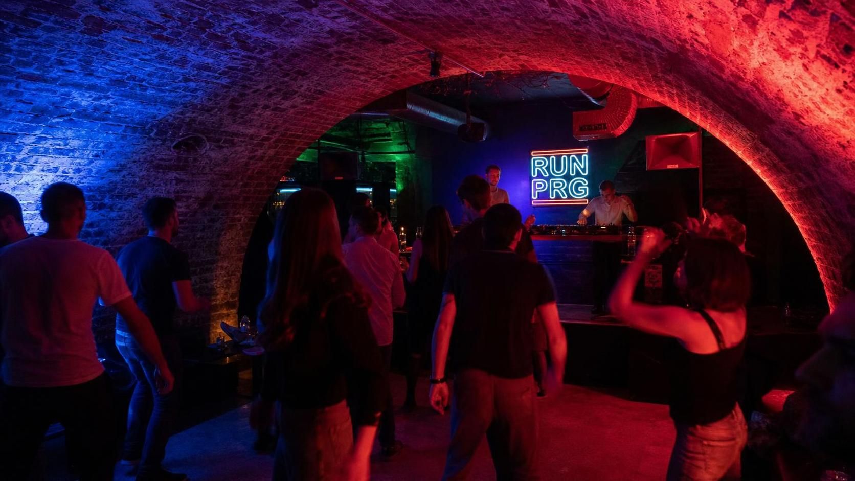objevte nejlepší místa na večer v praze – restaurace, bary, kluby a kulturní akce pro nezapomenutelný večer ve městě.