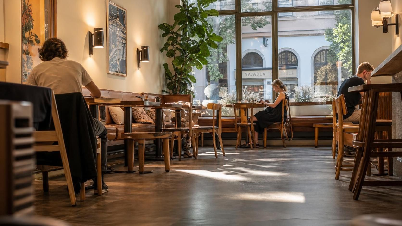 přijďte si užít kávu a krásný výhled naší kavárny s terasou v praze. ideální místo pro relaxaci a setkání s přáteli.