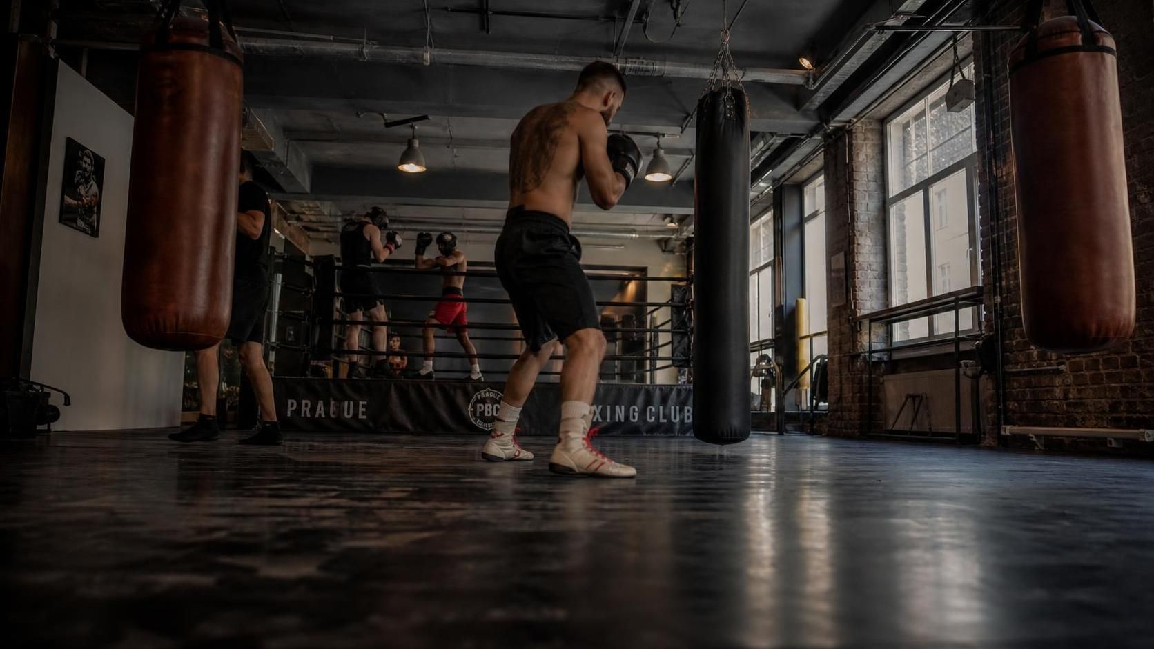 objevte nejlepší boxing gym v praze pro tréninky všech úrovní. profesionální trenéři, moderní vybavení a přátelská atmosféra vás čekají!