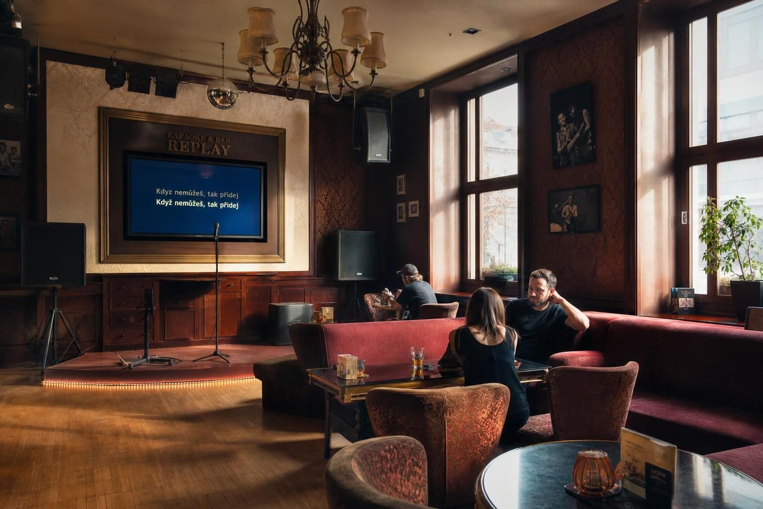 objevte nejlepší karaoke bar v praze, kde si můžete zazpívat své oblíbené písně v přátelské atmosféře a s vynikající nabídkou nápojů.