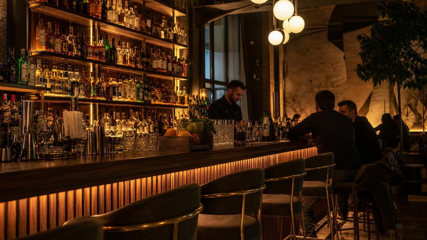objevte nejlepší koktejlový bar v praze, kde vás čekají originální drinky, skvělá atmosféra a profesionální barmani.