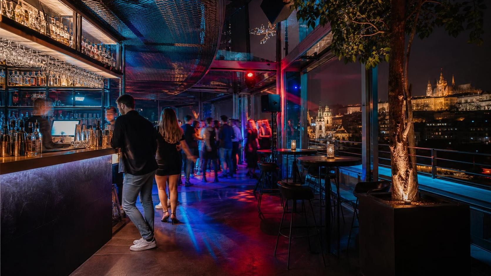 objevte nejlepší rooftop bary v praze s úchvatným výhledem na město, vynikajícími koktejly a skvělou atmosférou pro nezapomenutelný večer.