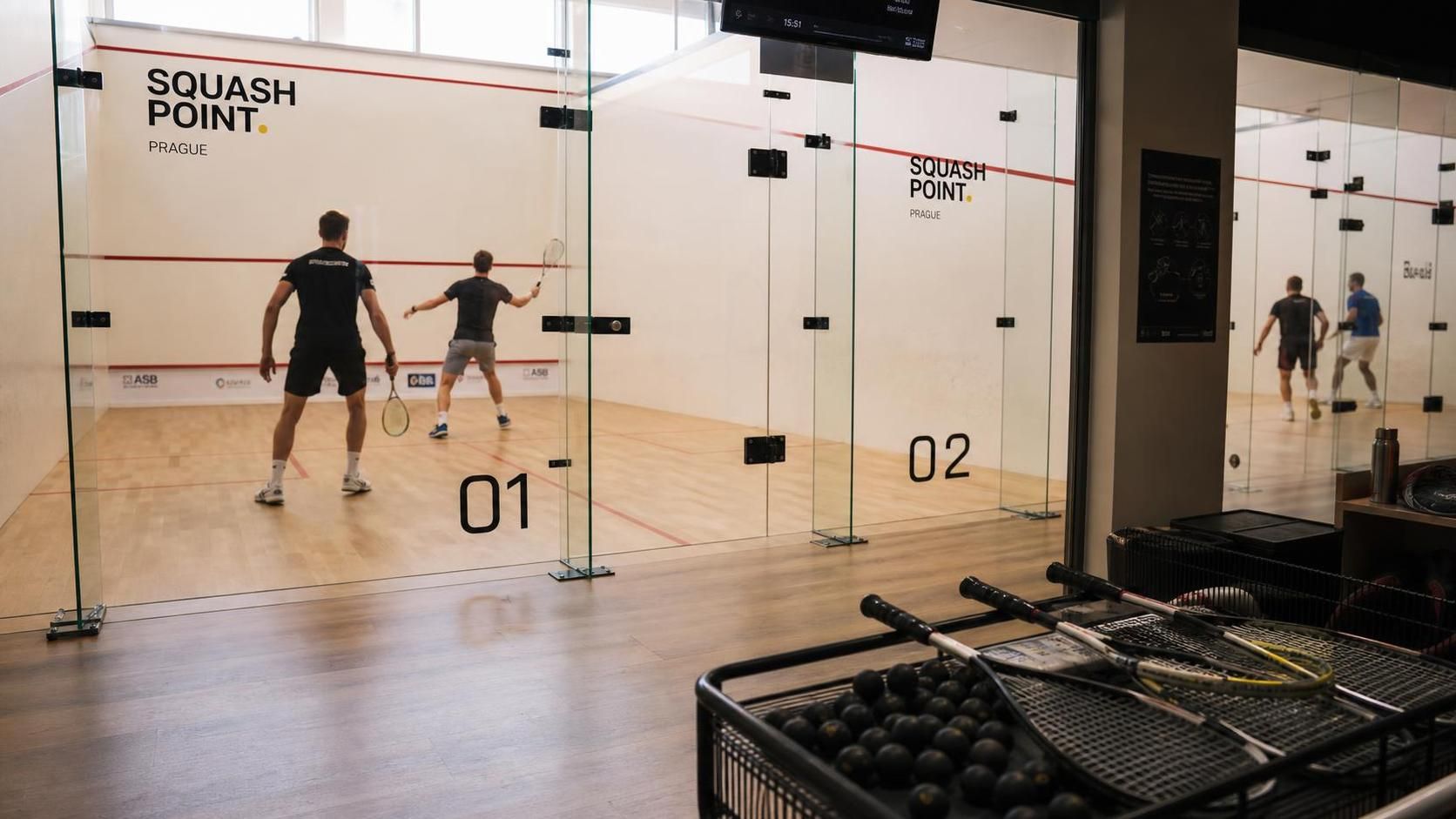 objevte nejlepší squashové kurty v praze pro zábavu a sportovní výzvu. rezervujte si hru ještě dnes a užijte si skvělou atmosféru!