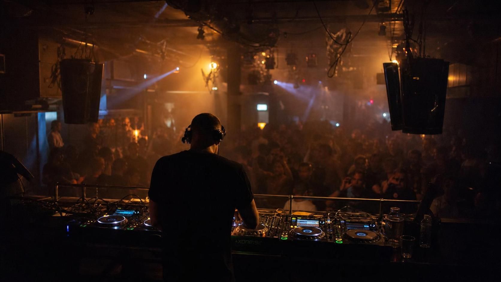 objevte nejlepší techno klub v praze s nezapomenutelnou atmosférou, špičkovými djs a skvělou hudbou pro všechny fanoušky techno.