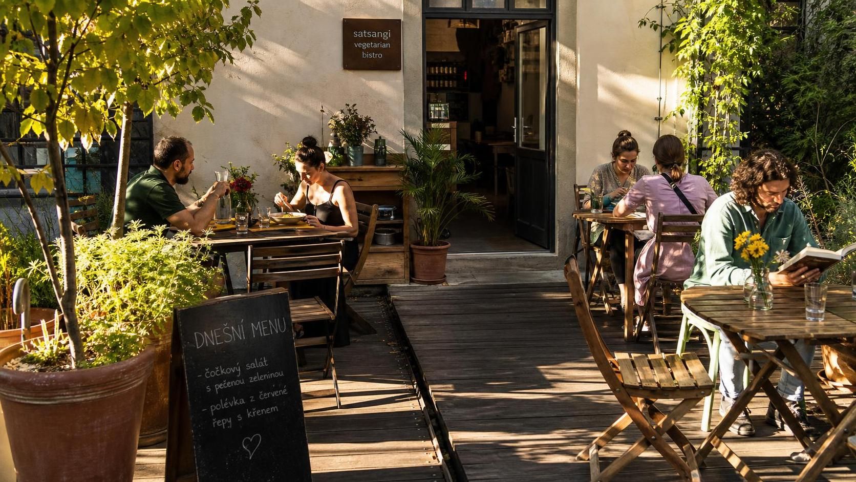 objevte nejlepší vegetariánskou restauraci v praze s vynikajícími pokrmy z čerstvých surovin, přátelskou atmosférou a skvělou polohou.