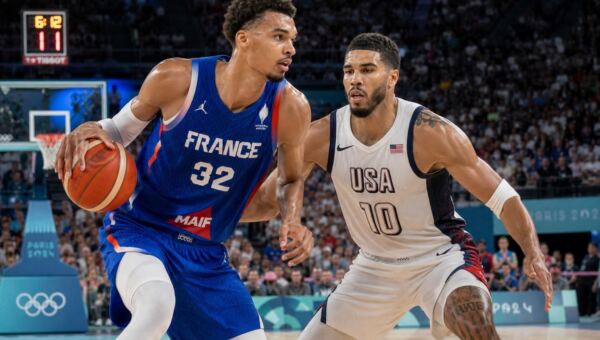 Francie vs USA: Napínavý duel basketbalových gigantů