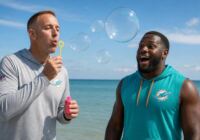 Jeff Hafley z týmu Dolphins odhaluje tajemství techniky foukání bublin s Josh Mo…