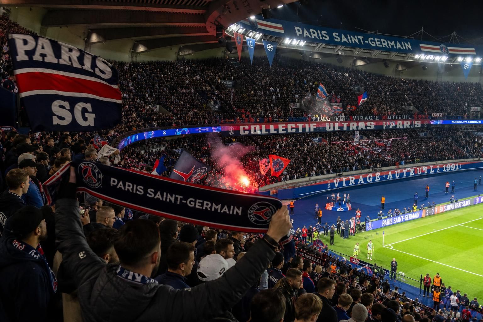 napínavý fotbalový souboj mezi paris sg a slovanem bratislava. sledujte akční zápas plný emocí a skvělých momentů!