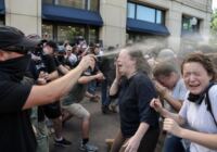 Protichůdné protestní skupiny se střetly před The Sports Bra, použit pepřový sprej
