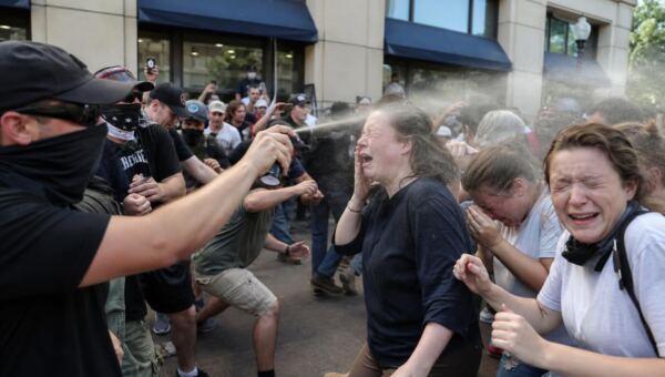 Protichůdné protestní skupiny se střetly před The Sports Bra, použit pepřový sprej