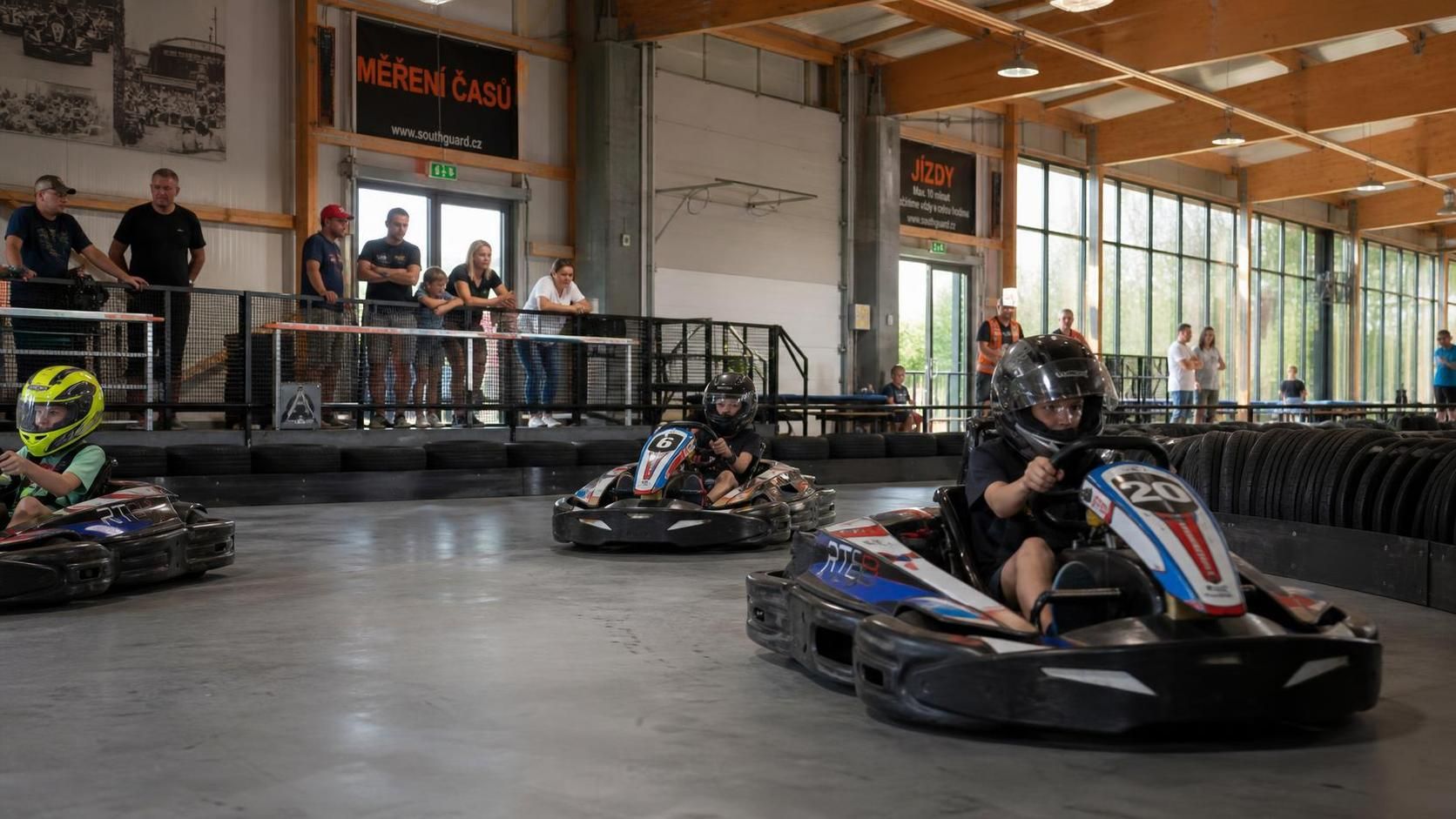 objevte nejlepší go-kart v praze pro zábavu plnou adrenalinu a rychlosti. ideální místo pro rodiny, přátele i firemní akce.