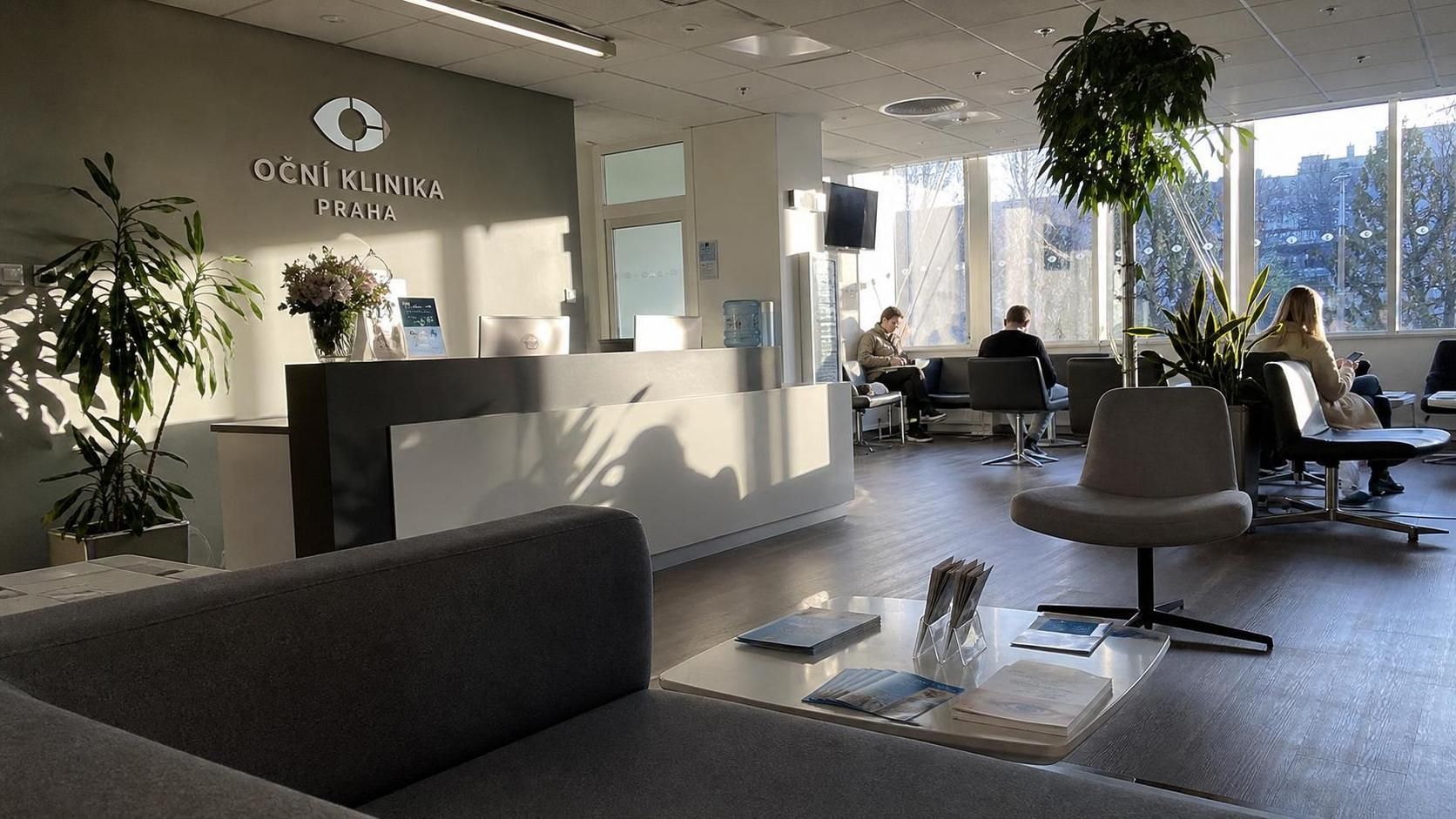 najděte nejlepšího očního lékaře v praze pro profesionální péči o váš zrak. kvalifikovaní specialisté, moderní vybavení a šetrné vyšetření pro vaše zdravé oči.
