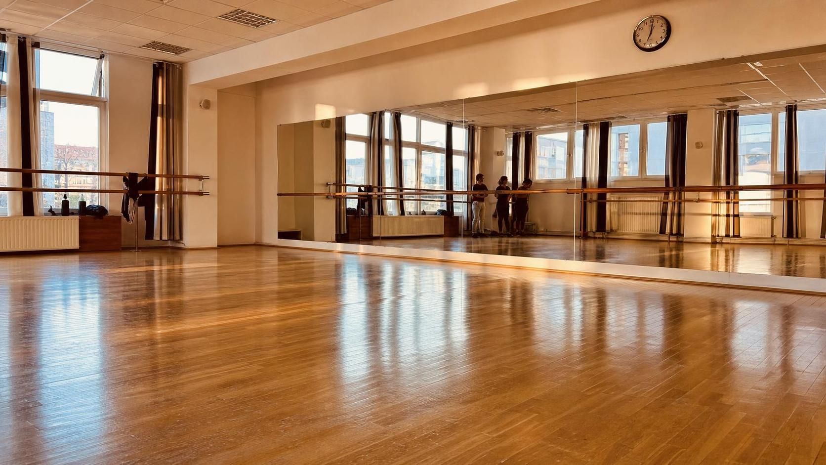 objevte nejlepší taneční kurz v praze pro všechny úrovně. naučte se tančit s profesionálními lektory v přátelské atmosféře a zlepšete své taneční dovednosti.