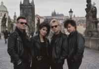 Fanoušci Depeche Mode se sešli na pražském Karlově mostě, aby znovu vytvořili slavnou fotografii kapely z roku 1988