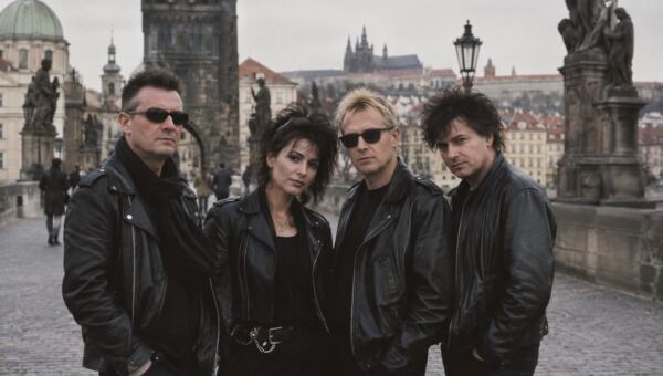 Fanoušci Depeche Mode se sešli na pražském Karlově mostě, aby znovu vytvořili slavnou fotografii kapely z roku 1988