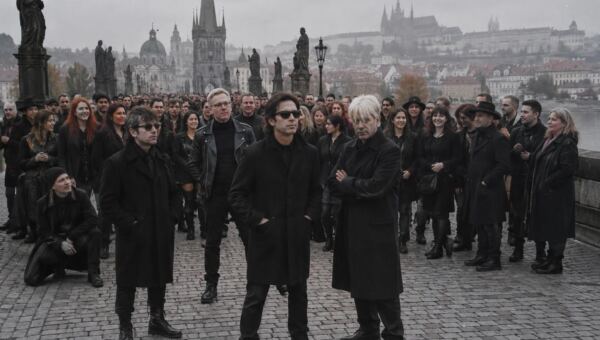 Fanoušci Depeche Mode zaplnili pražský Karlův most, aby oživili ikonickou fotografii kapely z roku 1988