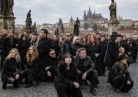 Fanoušci Depeche Mode zaplnili pražský Karlův most, aby znovu vytvořili ikonickou fotografii kapely z roku 1988