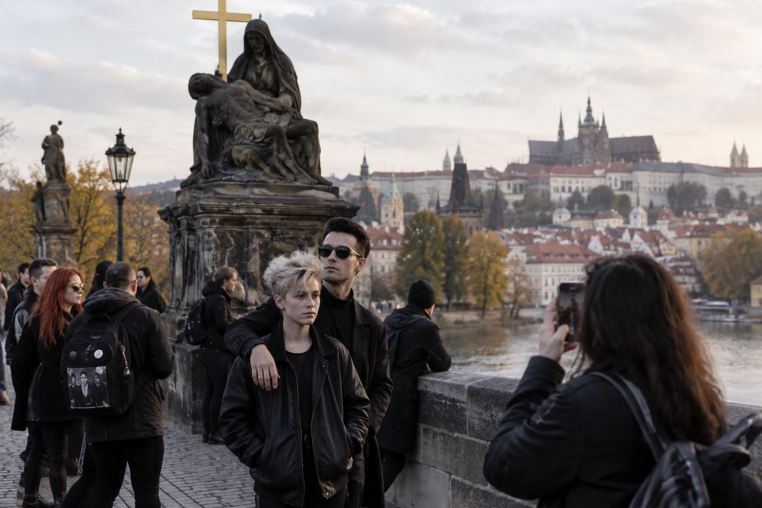 fanoušci depeche mode zaplnili pražský karlův most a připomněli slavnou fotografii kapely z roku 1988. podívejte se, jak vznikla její nová verze.