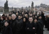 Fanoušci Depeche Mode zaplnili pražský Karlův most, aby znovu vytvořili slavnou fotografii kapely z roku 1988