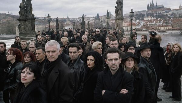 Fanoušci Depeche Mode zaplnili pražský Karlův most, aby znovu vytvořili slavnou fotografii kapely z roku 1988