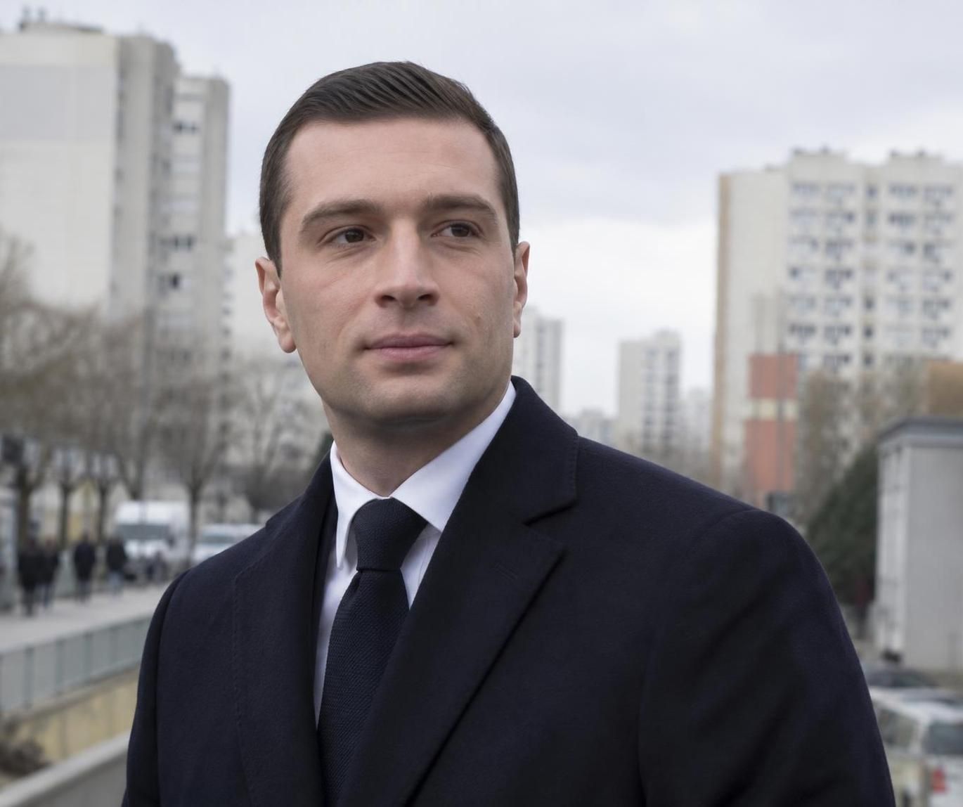 poznejte jordana bardellu, výraznou mladou tvář francouzské nacionalistické politiky, jeho politickou dráhu i vliv na současnou francii.
