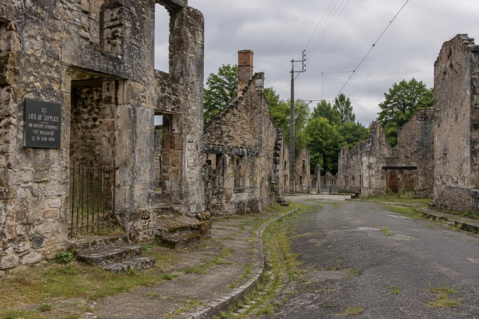 objevte tragický příběh oradour-sur-glane, francouzské vesnice zničené nacistickým masakrem v roce 1944, která se stala památníkem obětí.