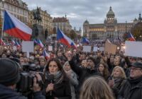 Tisíce lidí protestují proti reformě veřejnoprávních médií po uspěchaném hlasování v Česku