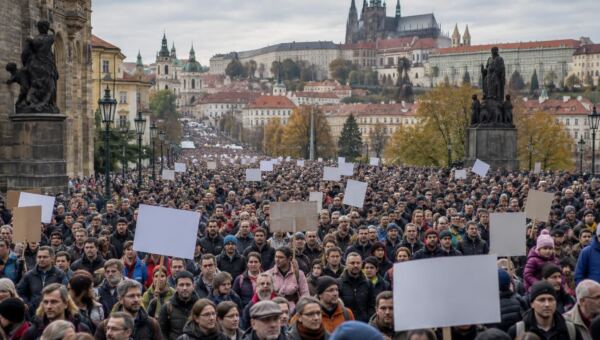 Tisíce lidí vyšly v Praze do ulic na protest proti plánům týkajícím se koncesionářských poplatků